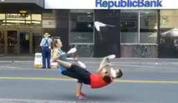 Cặp đôi tung hứng nghệ thuật ở tư thế lạ chưa từng thấy